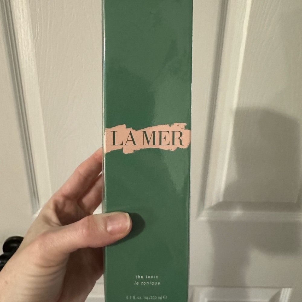 La Mer green box with pale pink logo